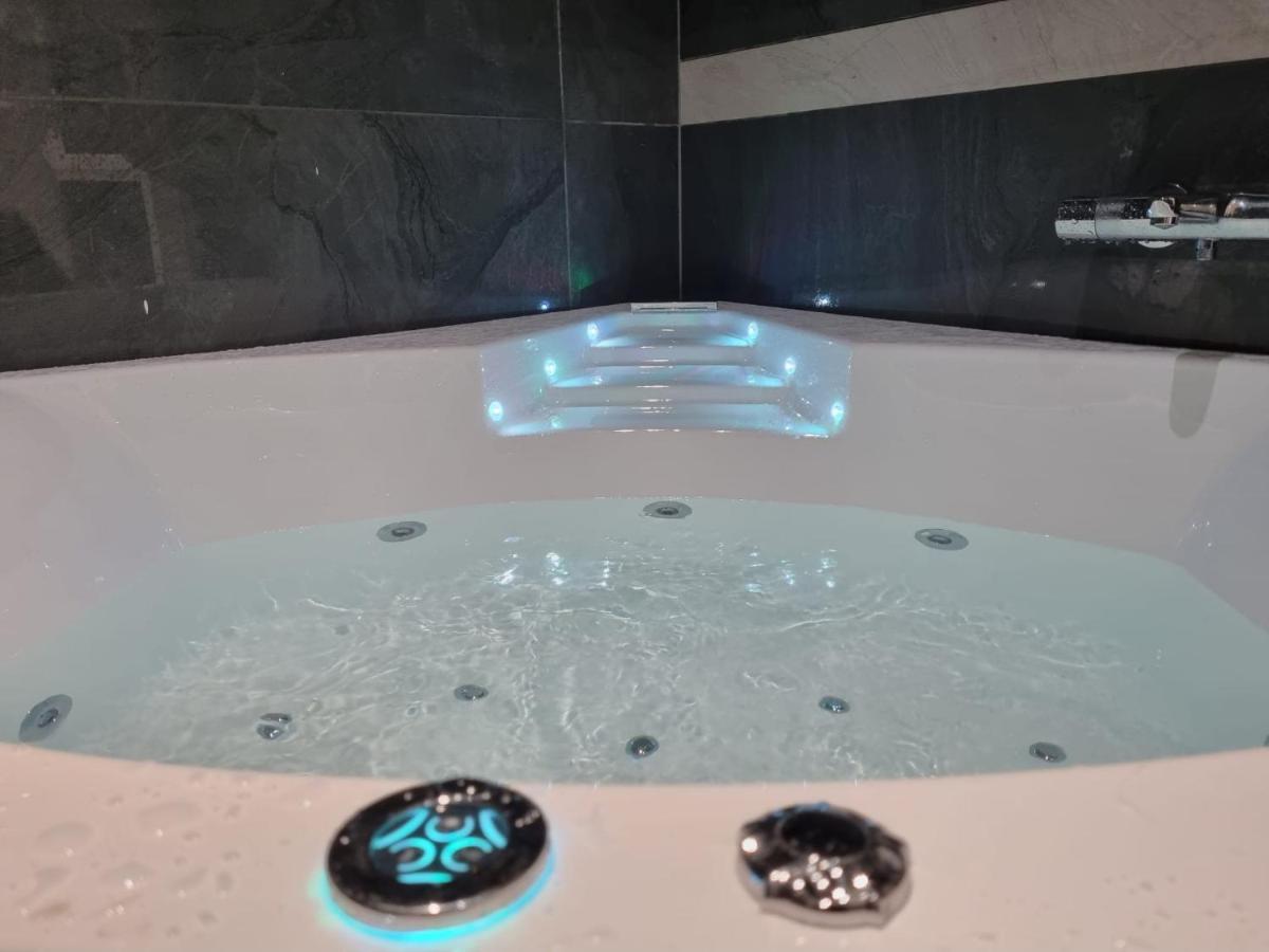 Jolie maison Sauna, Balneo lumino thérapie et Terrasse Colmar Extérieur photo